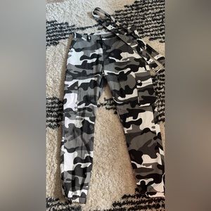 Size medium camo women’s joggers